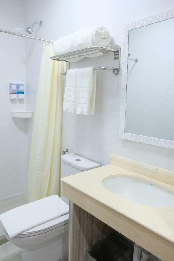 Hampton Suites Davao City Exterior foto